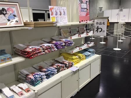 「京まふ」　ショップでの太秦萌Tシャツ販売商品棚